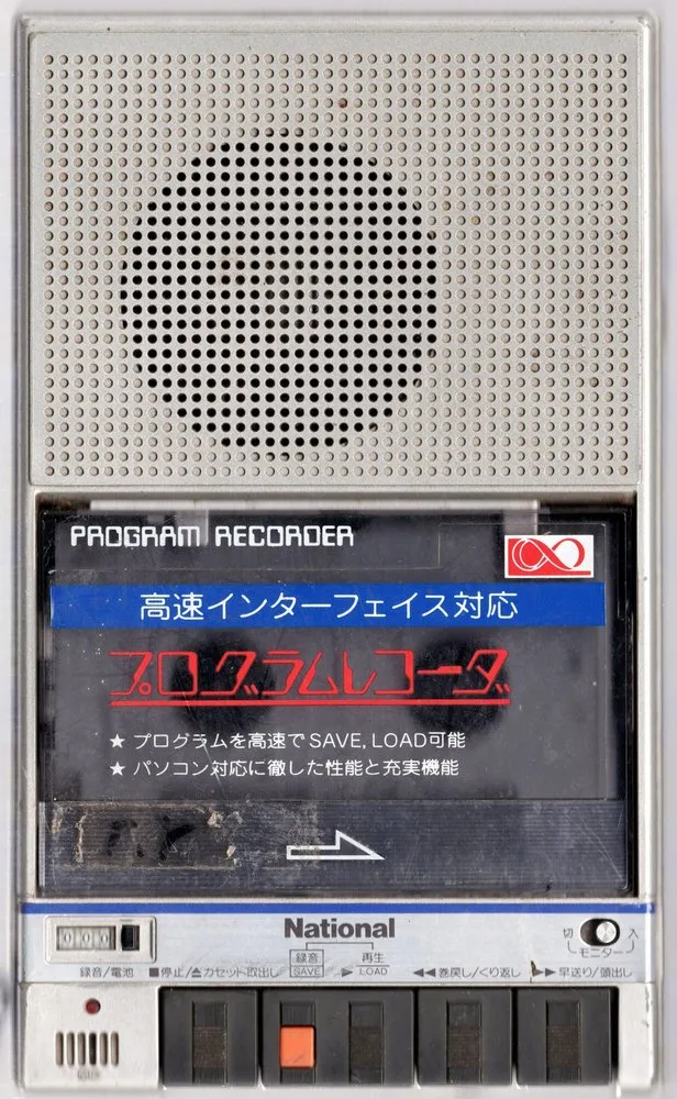 プログラムレコーダ RQ-8300 の前面。上にスピーカーの穴、中ほどにカセットの蓋、下に National のロゴとテープカウンター、操作ボタン