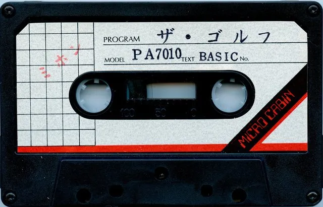 『ザ・ゴルフ』のカセット。白いラベルに PROGRAM「ザ・ゴルフ」、MODEL「PA7010」。右下の斜めの黒い帯に、赤い字で「MICRO CABIN」