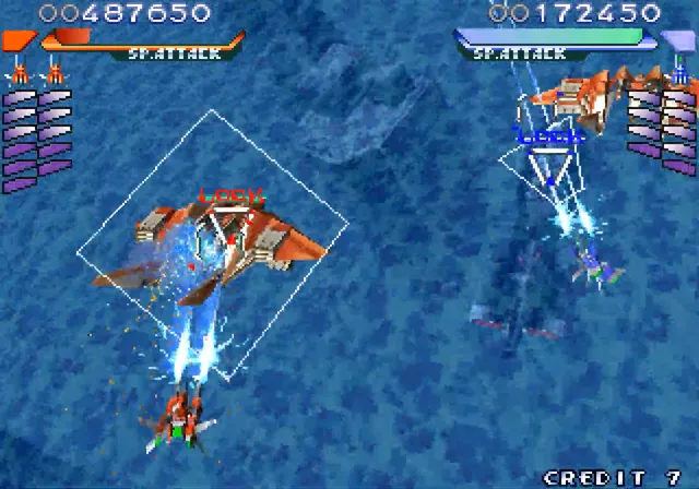 RAYSTORM のプレイ画面。海の上空で、左の1Pの自機がロックオンした大型の敵機の上に赤で「LOCK」、右の2Pの自機がロックオンした敵機の上に青で「LOCK」と表示されている。上に両者のスコアと「SP.ATTACK」のゲージ、右下に「CREDIT 7」が表示されている