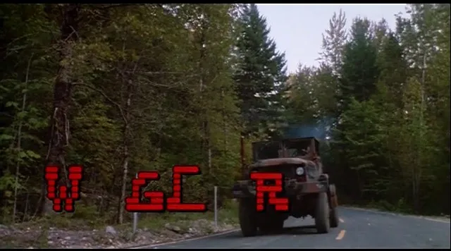 森の道を走るトラックの映像に、赤いドットの文字で「W」「GC」「R」がばらばらに並ぶ